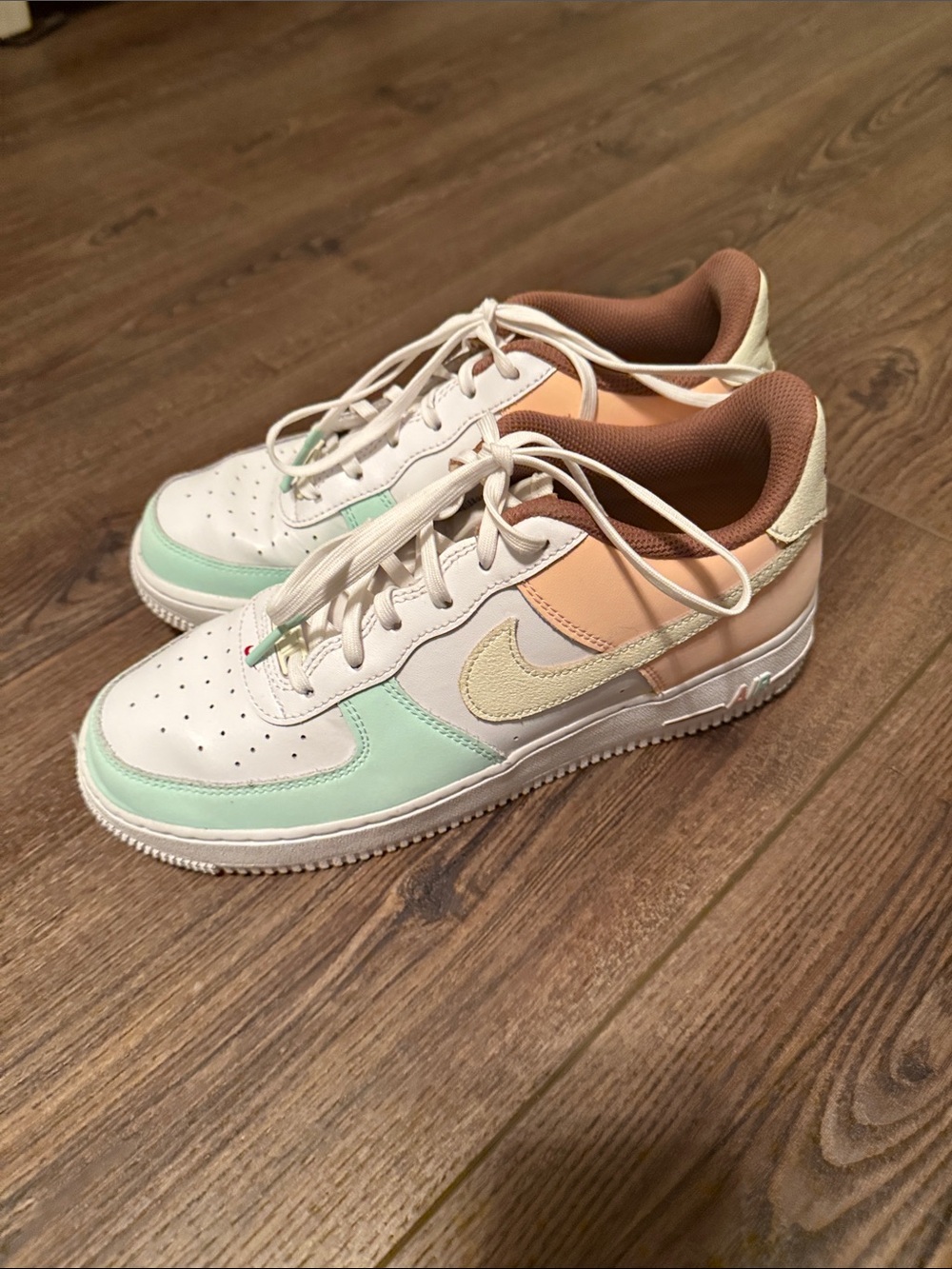 Nike AFT Youth Size 7 Low-Top Sneakers in Mint, Peach & Cream